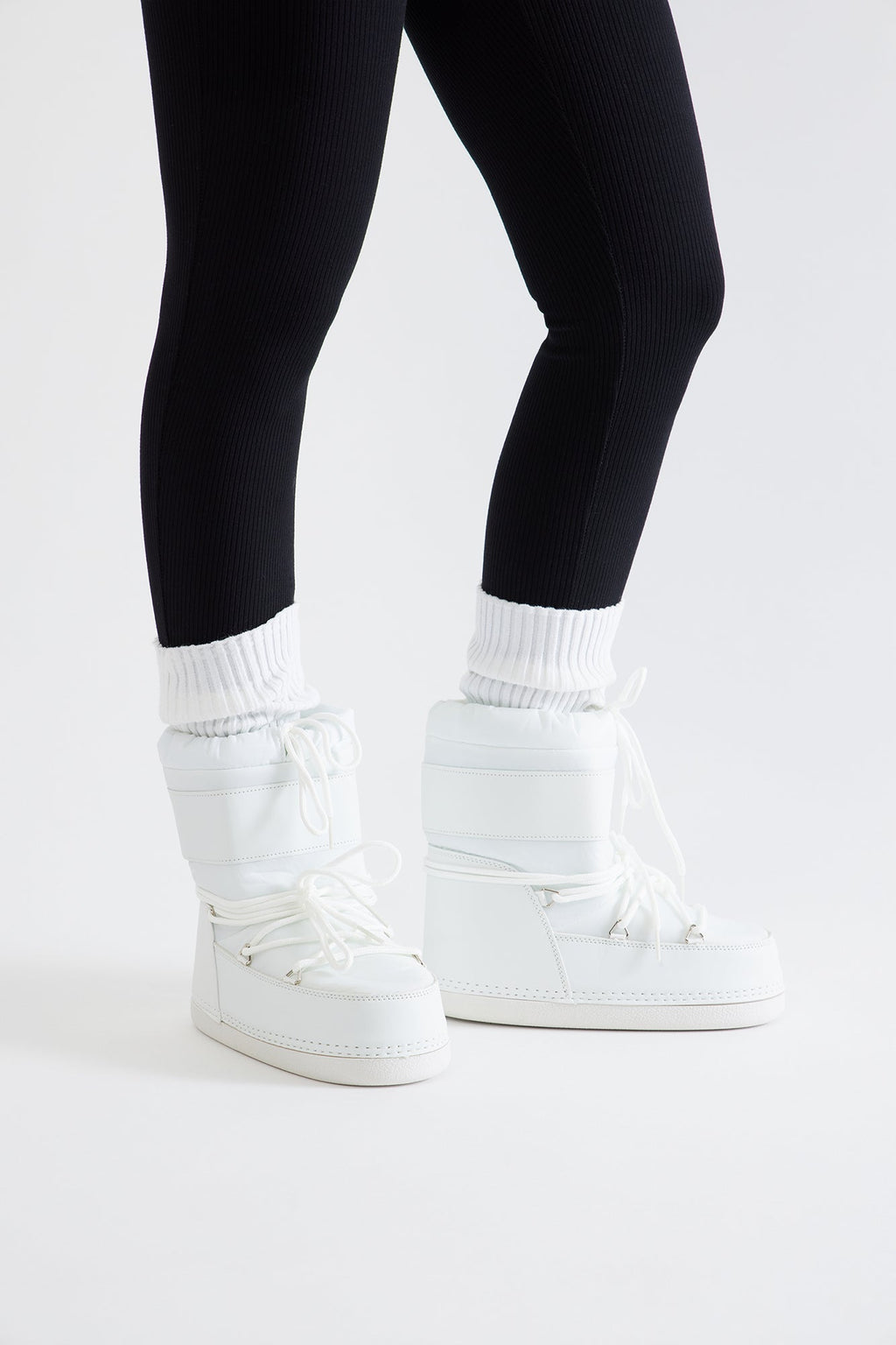 Arrowhead Flat Snow Boots - White